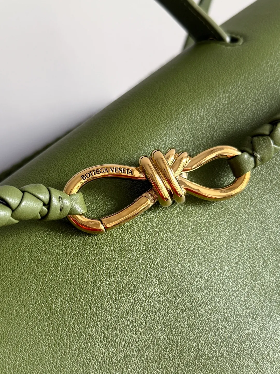 Batch 3160 BottegaVeneta Latest Ciao Ciao Bag Silky cowhide two-way flap handbag with signature twist detail, hidden hook closure, flap can be fastened to the front or attached to the INTRECCIATO woven internal pocket, comes with an adjustable and removable crossbody strap, internal compartment, and also features a zippered pocket. The surprise flap has various shapes. Style 1 - Cover the bag surface, exposing the knot and knot decoration. Style 2 - Place the flap inside the bag. A buckle is also designed. Style 3 - The U-shaped position of the top handle in the hand bag. Style No.: 826195 Size: 42*32*15cm